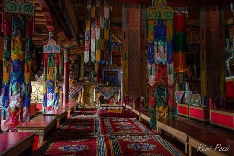 Couleurs vives à l'intérieur d'un temple bouddhiste