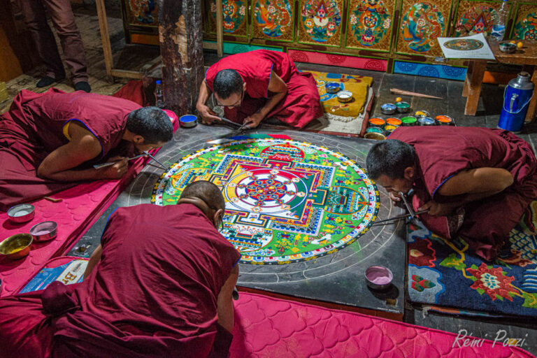 Moines bouddhistes travaillant sur la restauration d'une relique