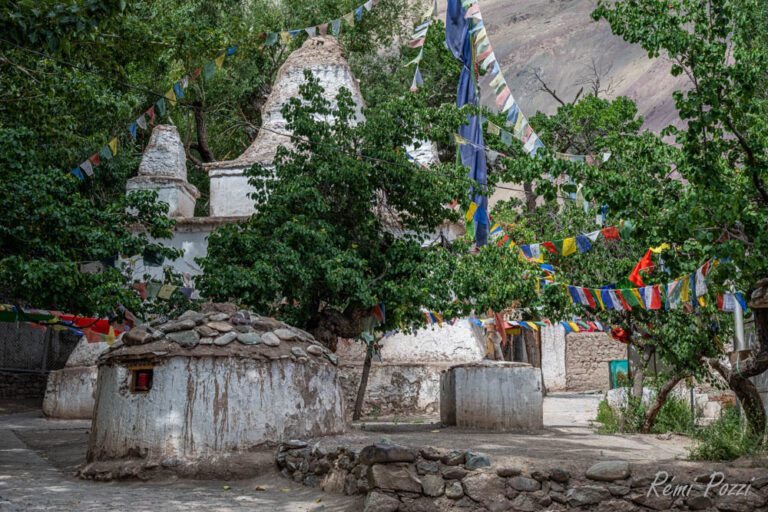 Drapeaux de prières dans un village du Ladakh