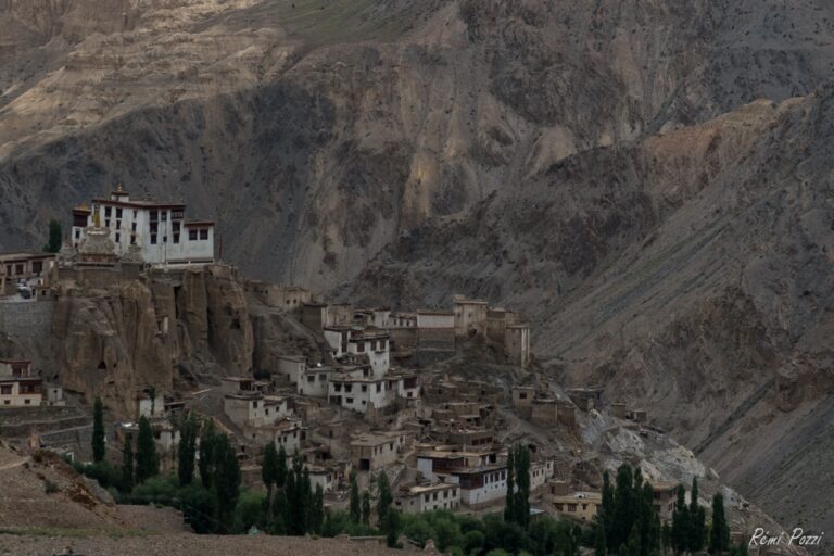 Village accroché à la montagne qui surplombe le vide